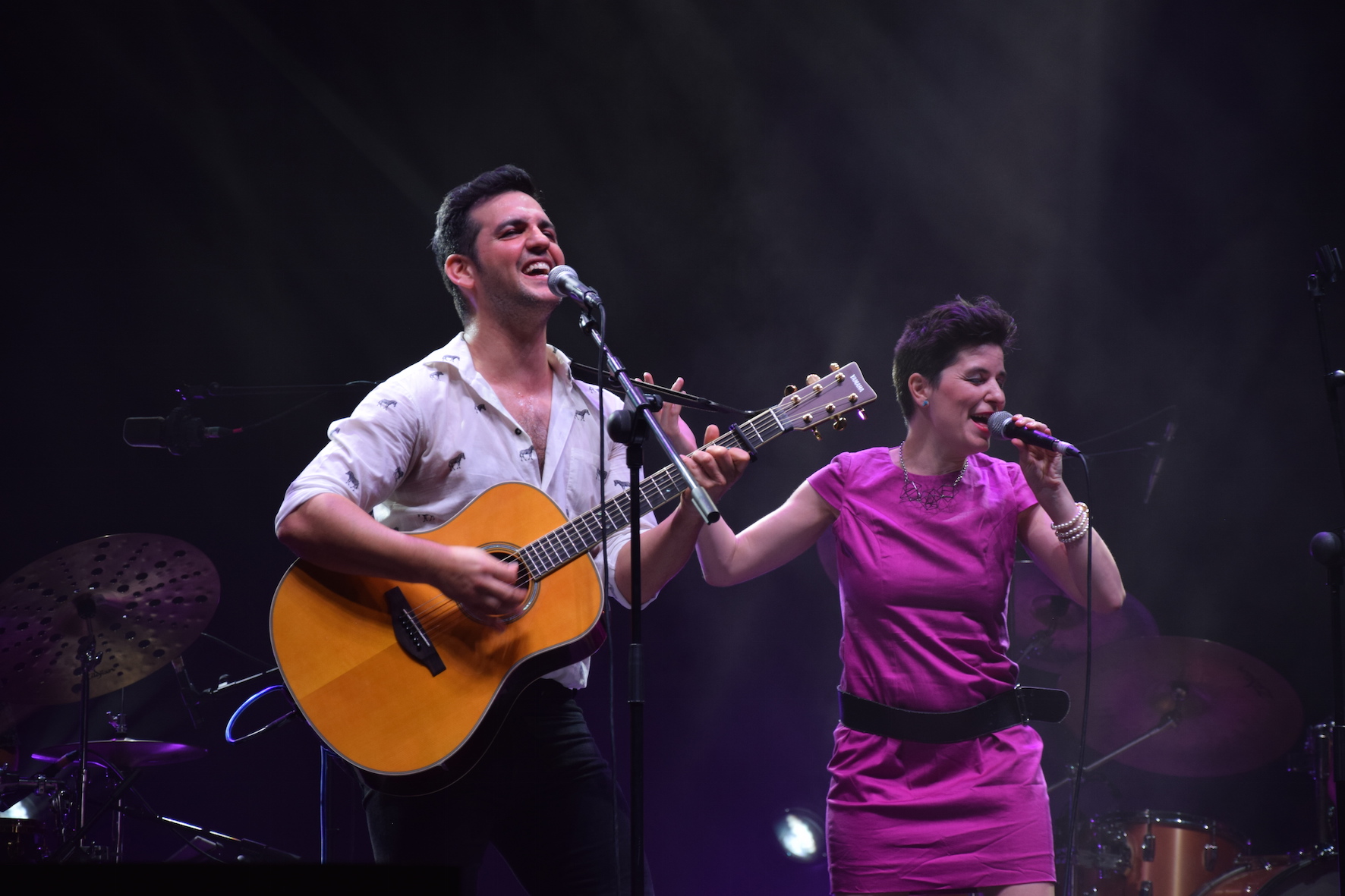 Fran y Paloma, vocalista de The Muffin Band en un momento del concierto (Foto: SILVIA GALÁN)